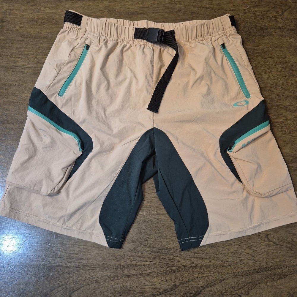 XL Oakley Latitude  Cargo Shorts Humus Color *** READ***